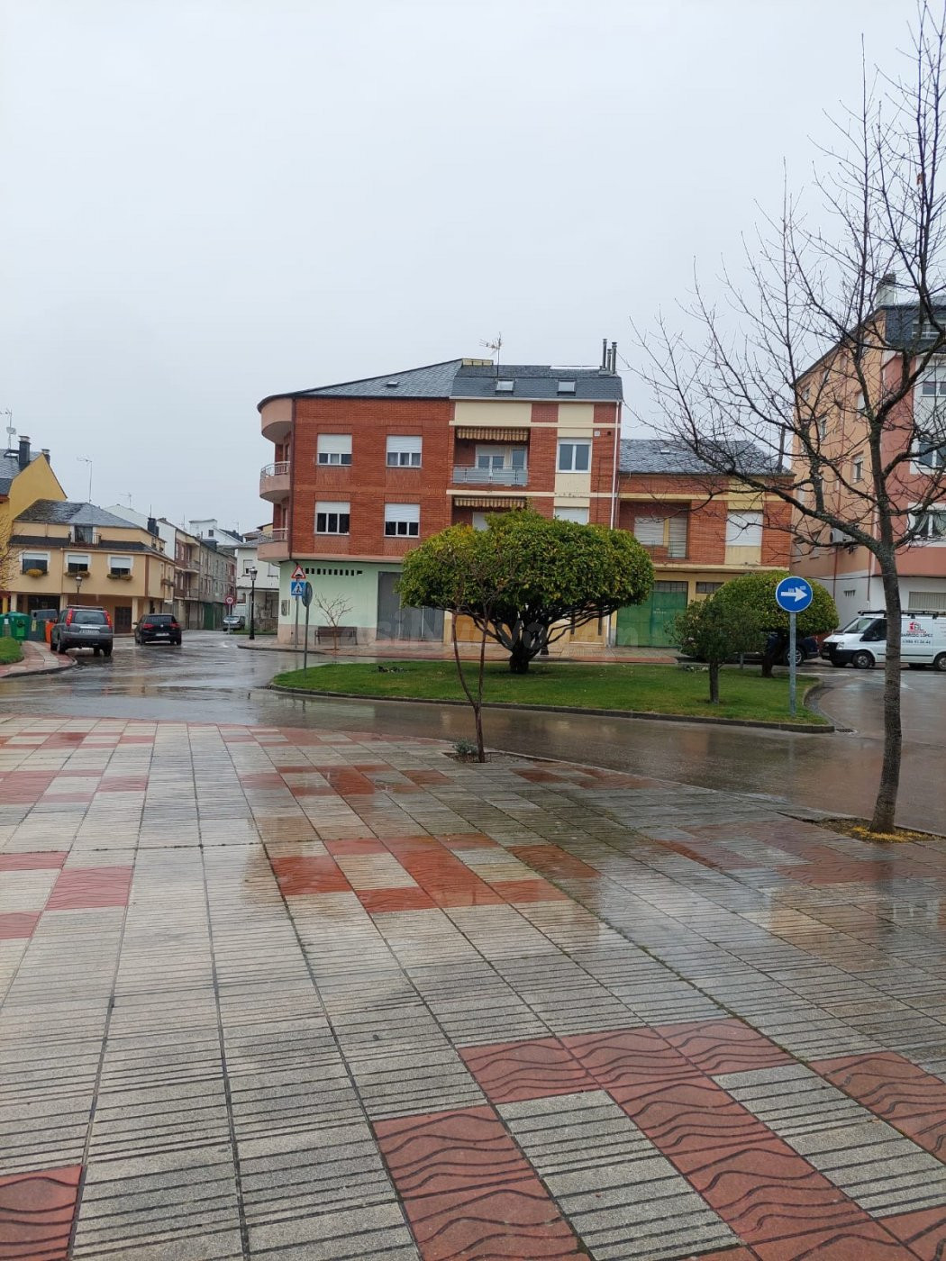 SE VENDE CASA ANTIGUA PARA REFORMAR CON TERRENO URBANO EN CACABELOS