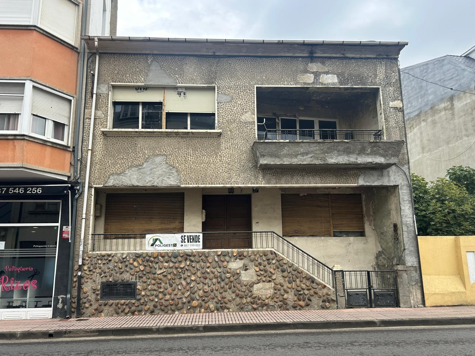 SE VENDE AMPLIA CASA CON SOLAR EN EL CENTRO DE CACABELOS - OPORTUNIDAD PARA REFORMAR