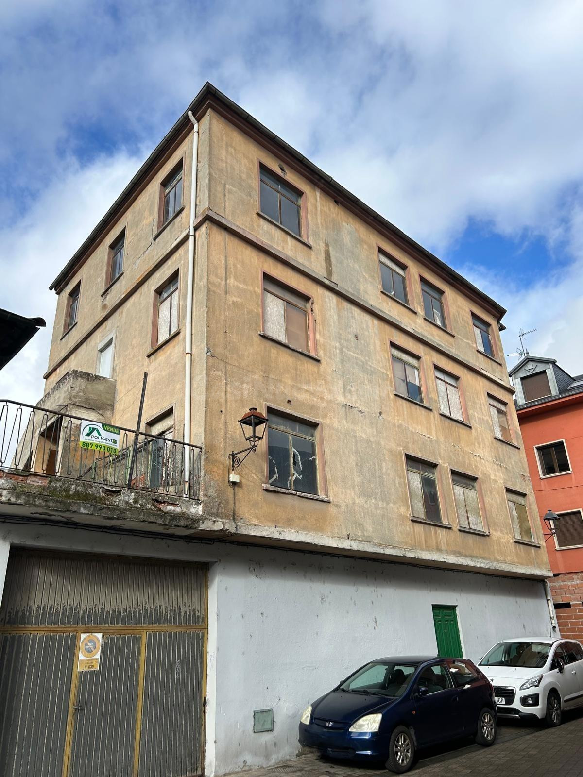 Edificio en Cacabelos: Oportunidad de Inversión para Reformar