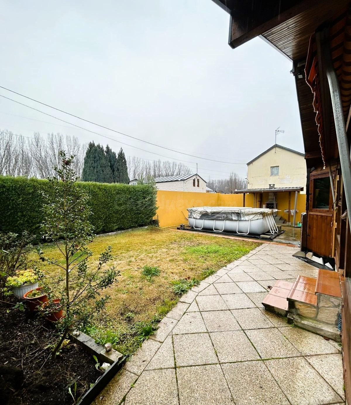 Finca  con Casa de Madera y Piscina en Zona Humeral-Cacabelos