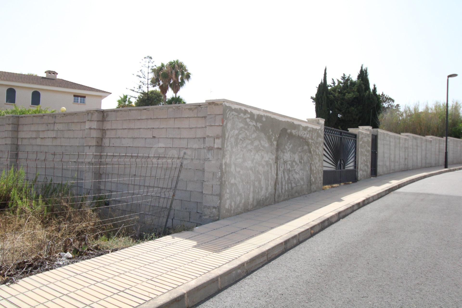 Parcela Urbana de Casi 1.000 m2 con Casa a Reformar en Los Girasoles, San Vicente – ¡Oportunidad Única!