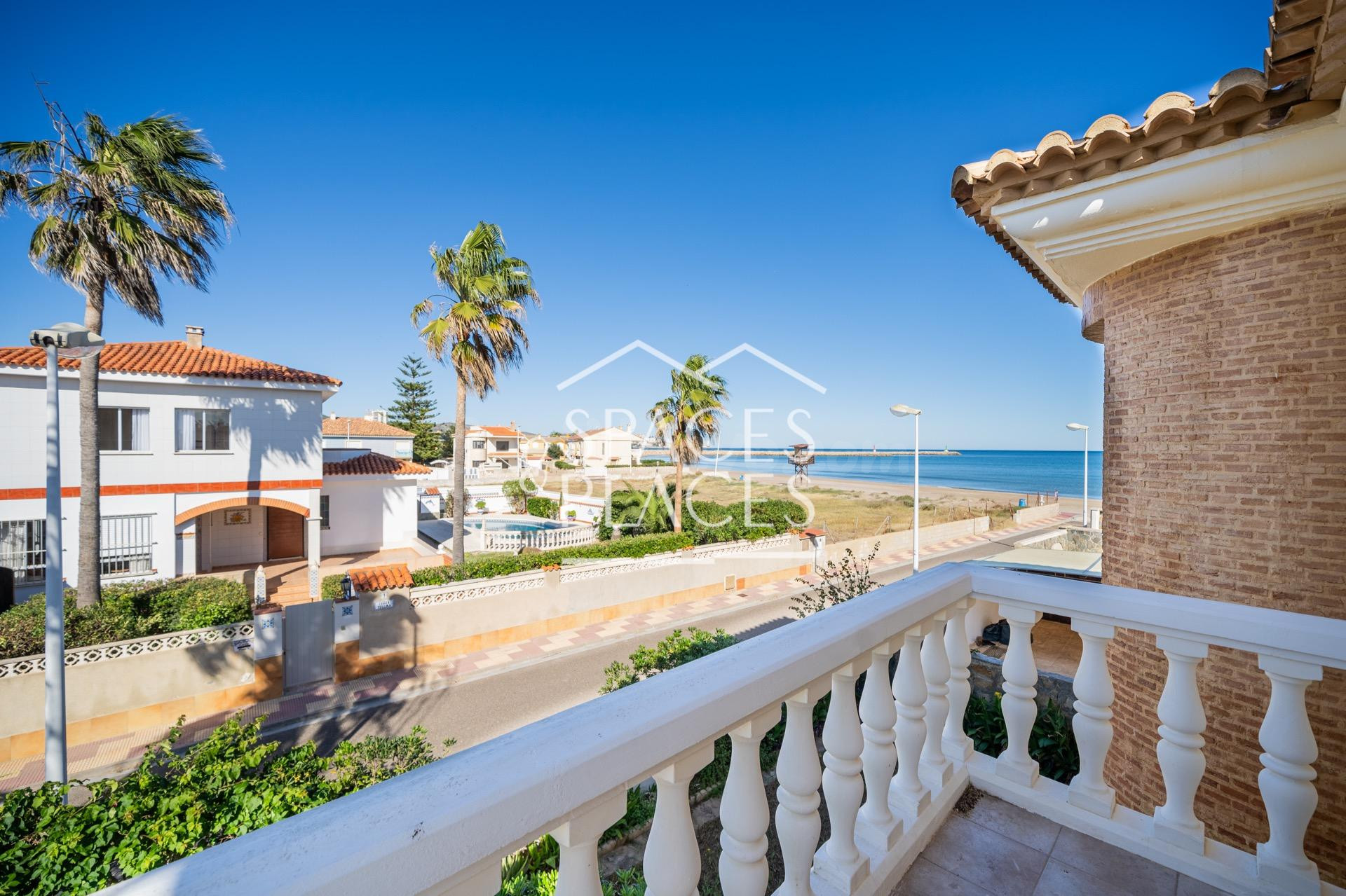 Chalet con cinco dormitorios y piscina frente el mar en Cullera