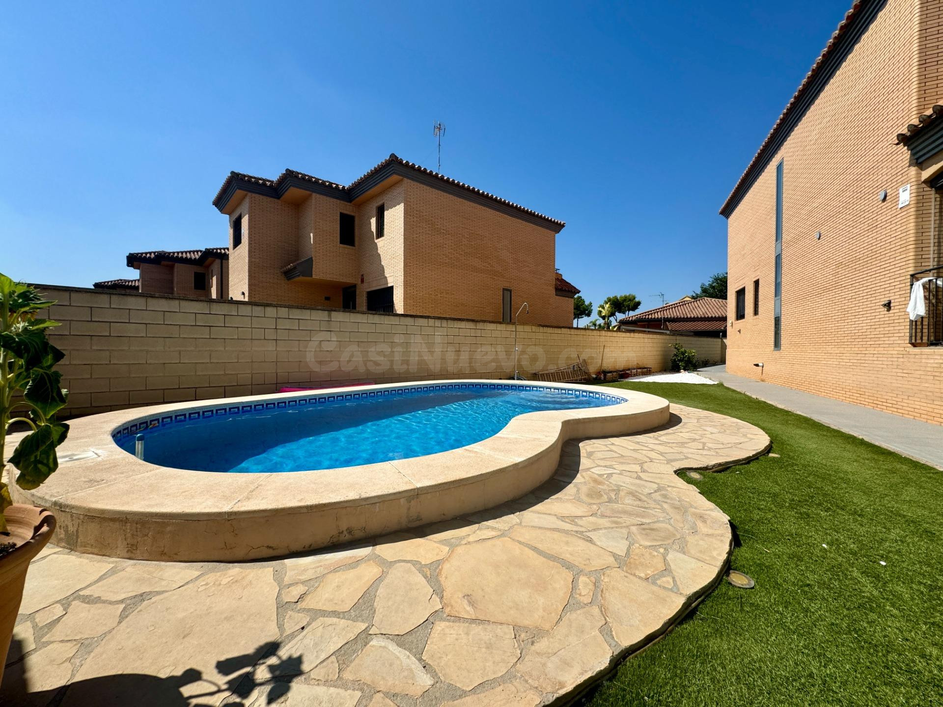 Casa independiente con piscina en la Eliana