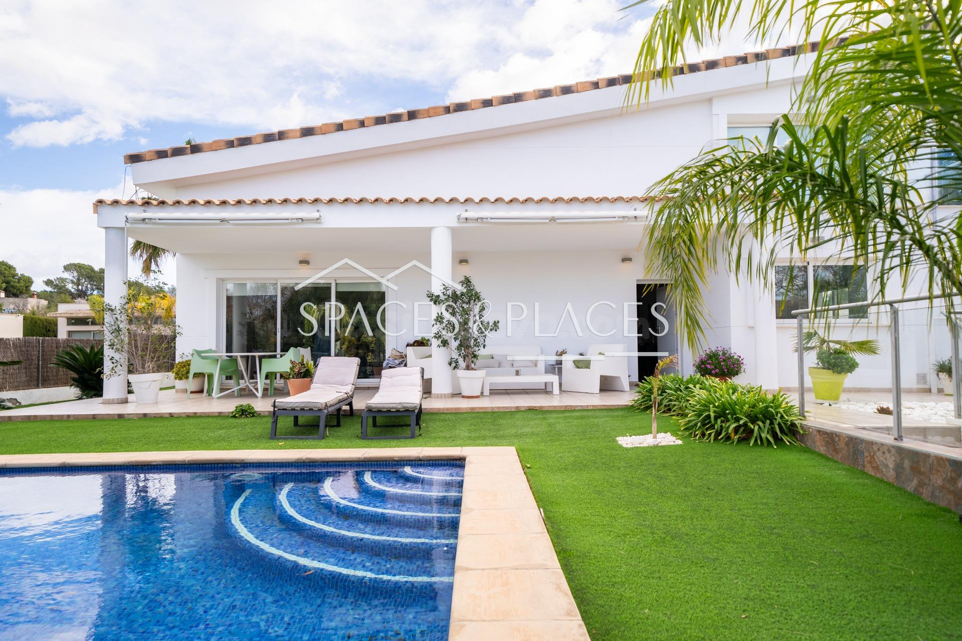 Casa exclusiva con piscina en la Urbanización Torre en Conill-Cumbres