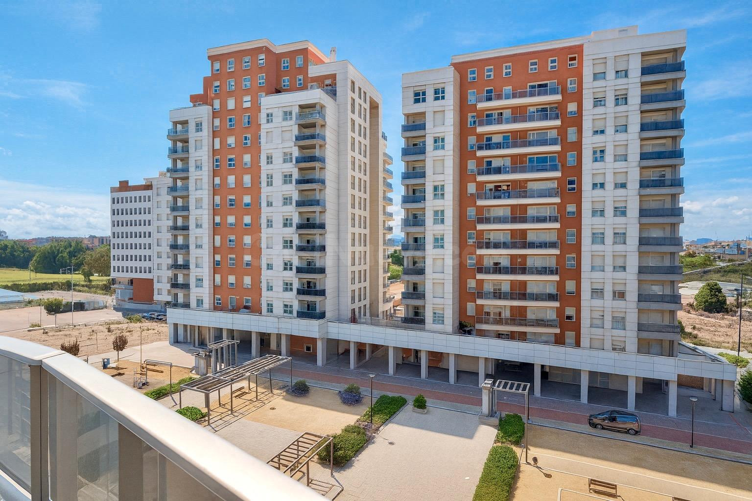 Amplia vivienda exterior con garaje y trastero