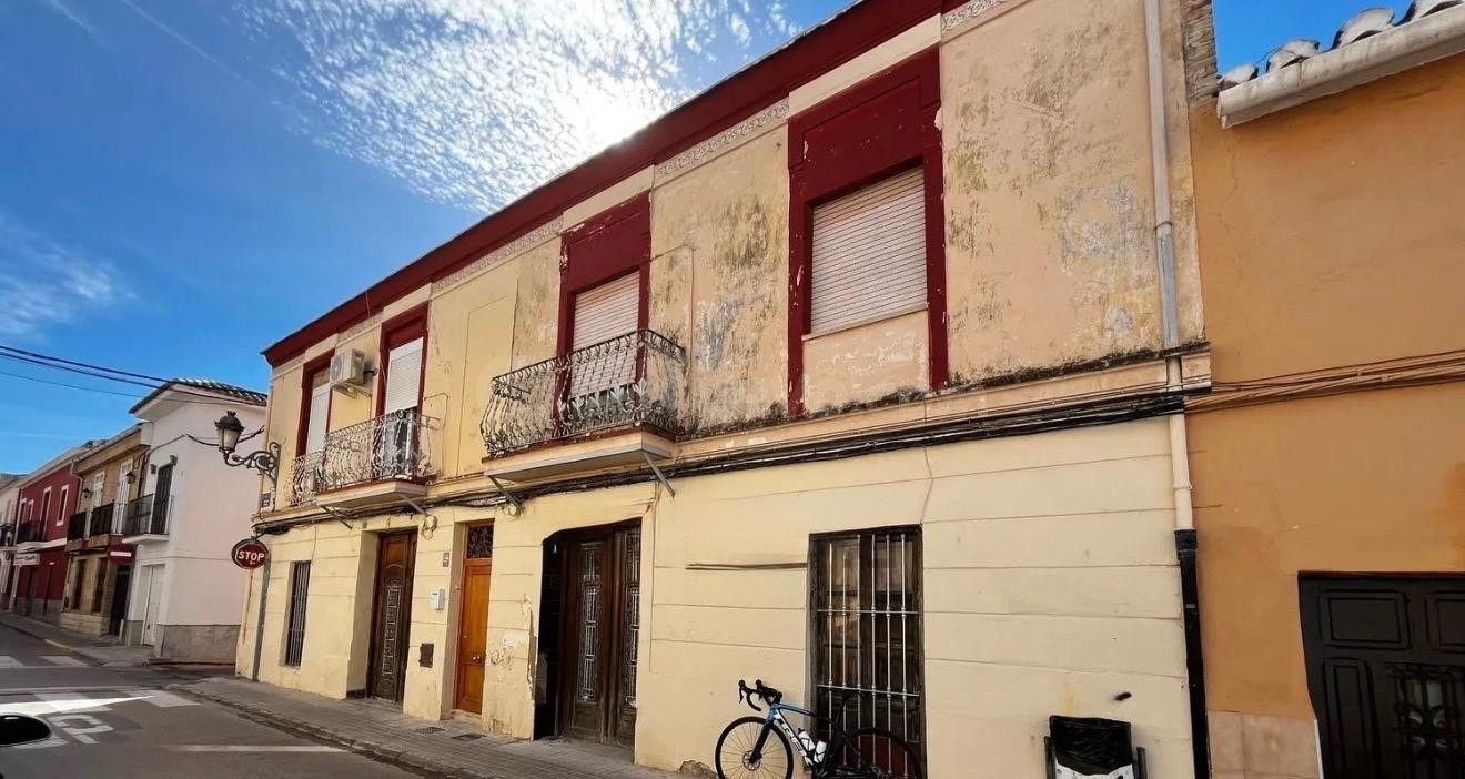 Casa Unifamiliar para Reforma Integral en el Centro de Burjassot – 235 m2 Construidos y Gran Patio
