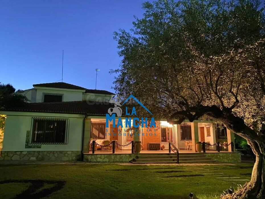 INMOBILIARIA LA MANCHA VENDE EXCLUSIVO CHALET EN LOS ALTO DE ESCUCHA.
