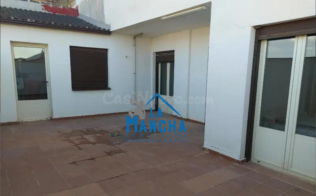 REF:Y066. INMOBILIARIA LA MANCHA VENDE FANTÁSTICO PISO CON PATIO EN MADRIGUERAS.