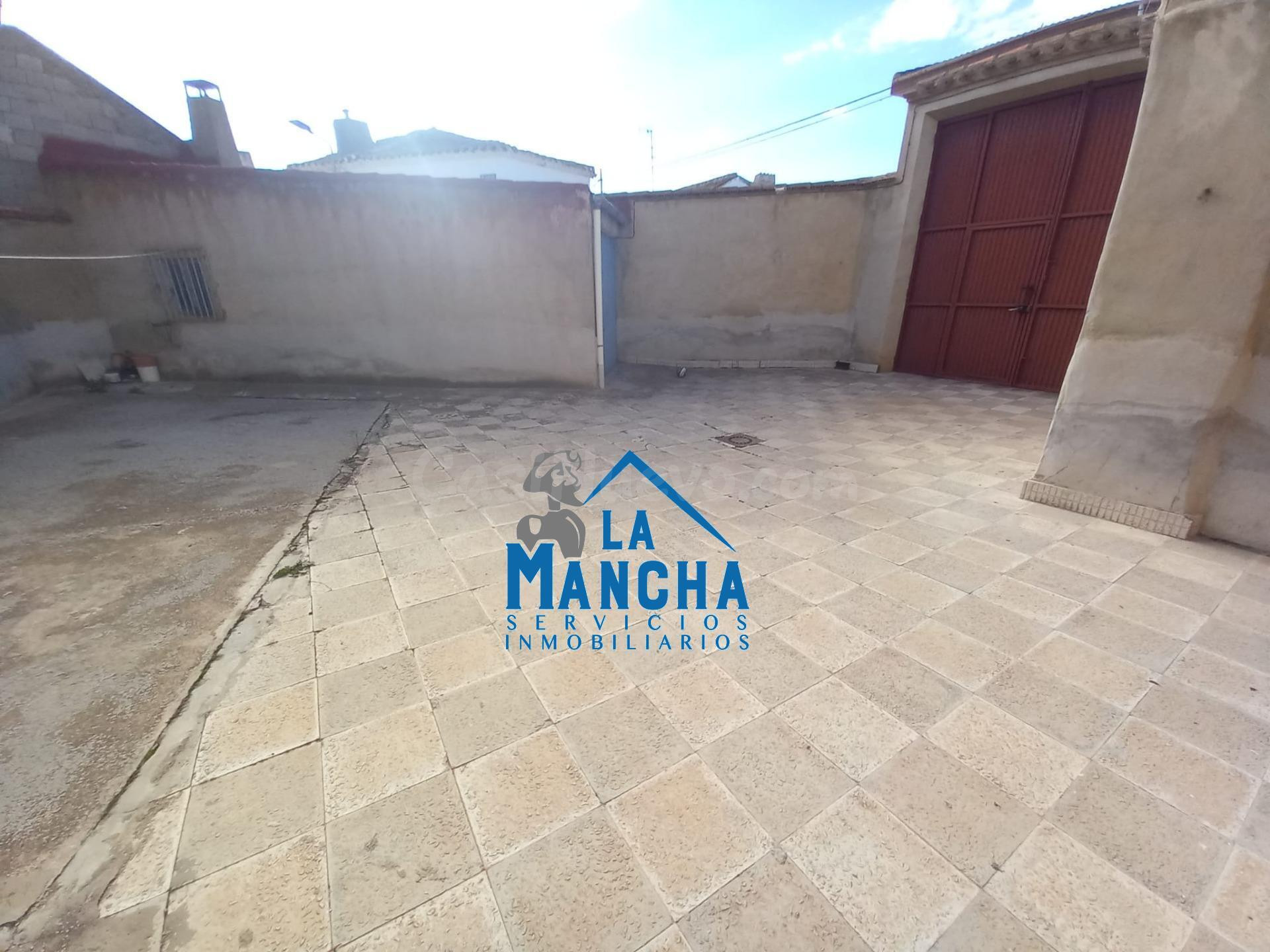 REF: Y077. INMOBILIARIA LA MANCHA VENDE CASA CON PATIO PARA REFORMAR EN EL SALOBRAL.