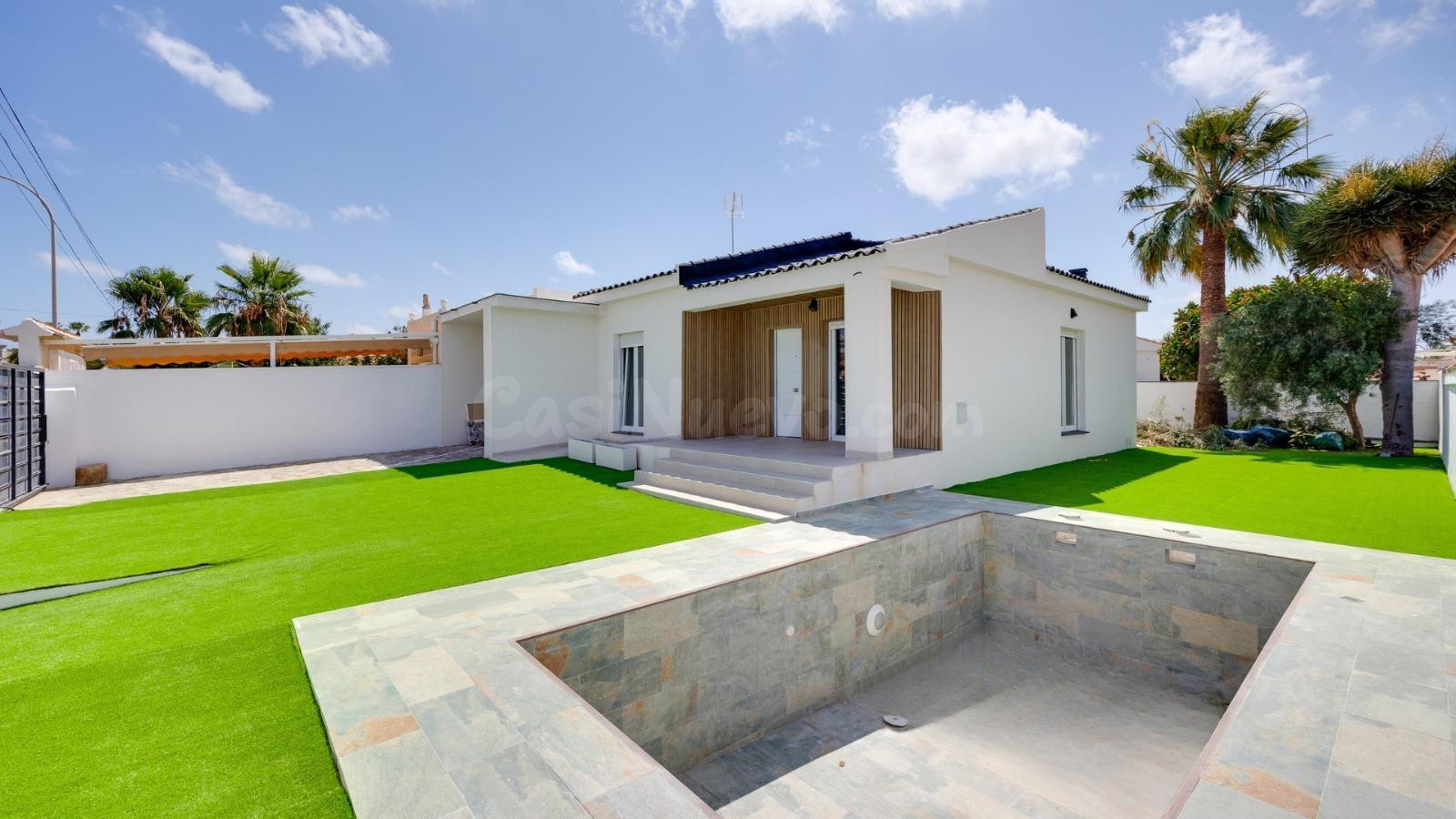 GRAN CHALET REFORMADO CON PISINA PRIVADA EN TORREVIEJA, 4 HAB, 3 BAÑOS