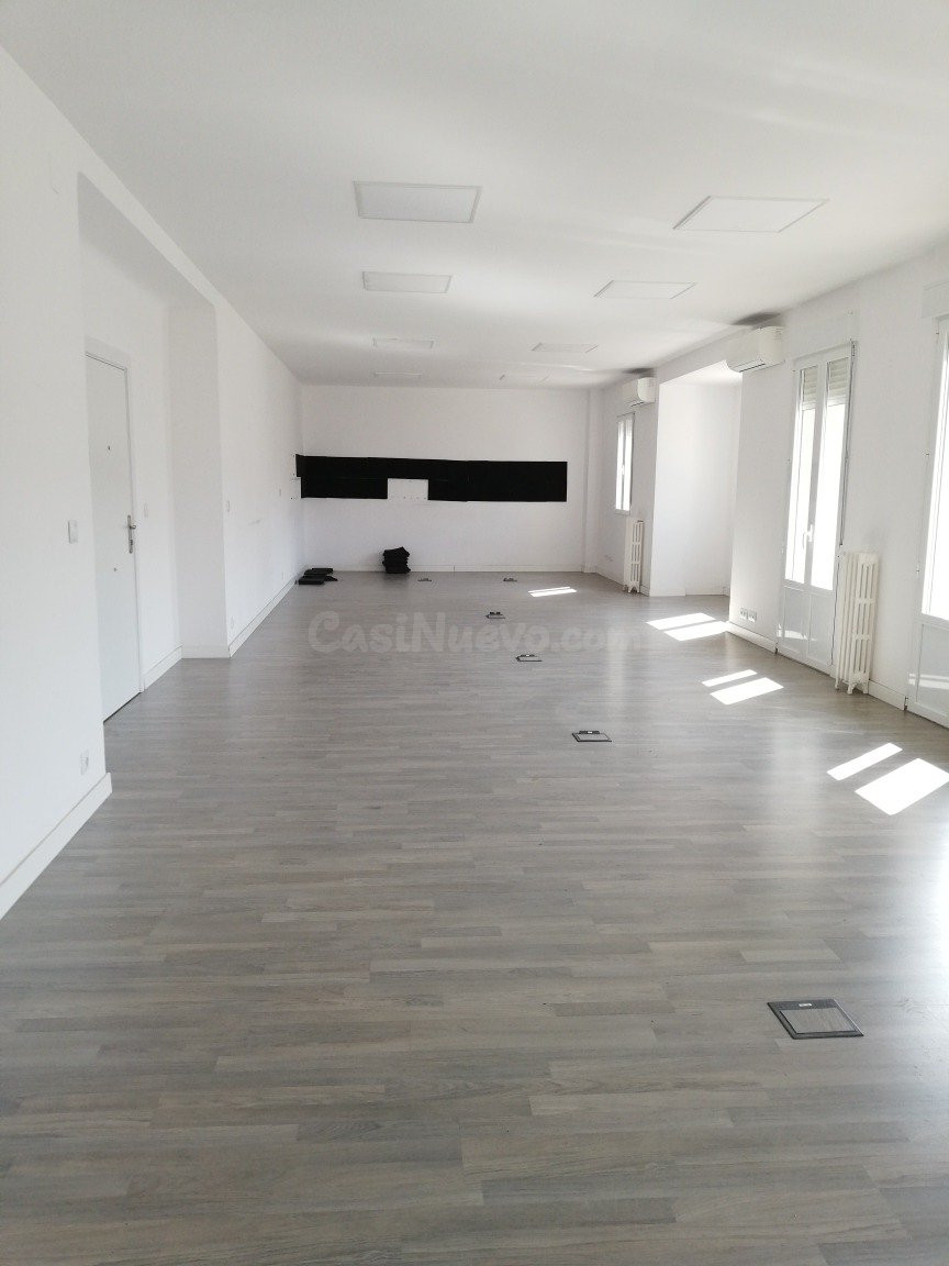METRO RIOS ROSAS, OFICINA muy luminosa,130m2 diáfana, calefacción central incluida en el precio.