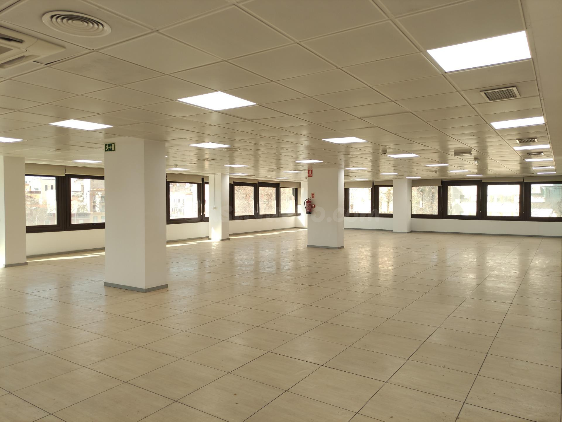 CUZCO-ORENSE , 460m2, exterior con 3 fachadas a la calle muy luminosa