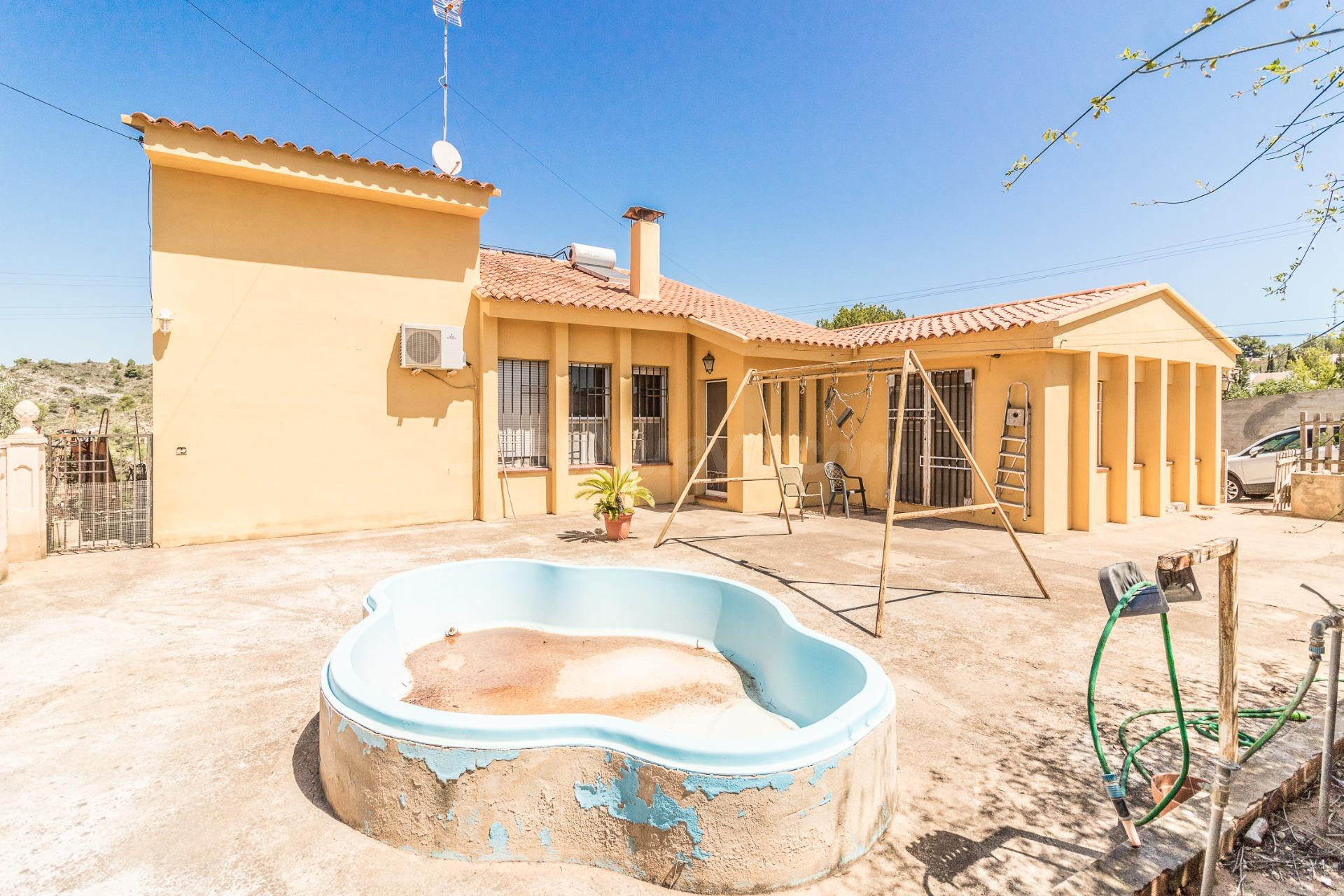 CHALET URBANO CON PISCINA, PISTA DE TENIS Y DE FRONTÓN