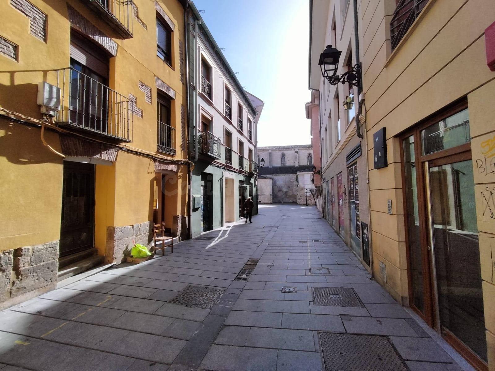 DISPONIBLE 100M2 PARA REALIZAR TRASTEROS EN PALENCIA