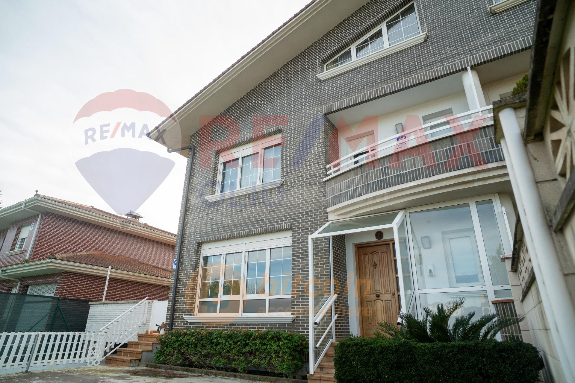 CHALET PAREADO CON JARDIN EN LAREDO