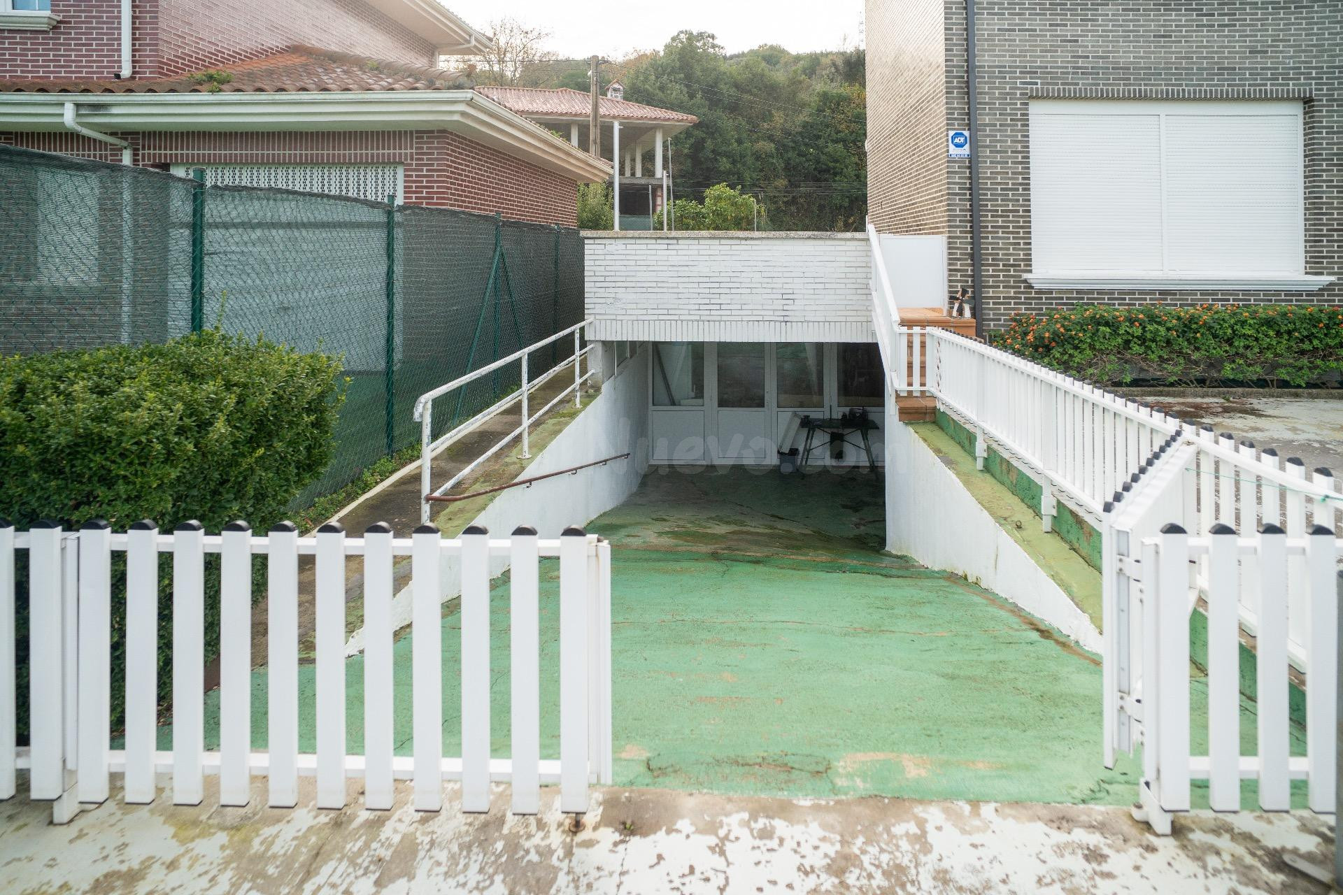CHALET PAREADO CON JARDIN EN LAREDO