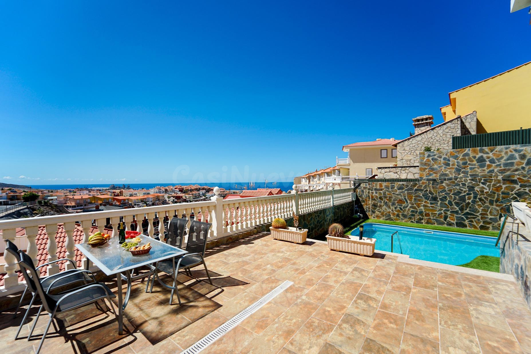 ¡Elegante villa con vistas al mar! 4 dormitorios y amplias z