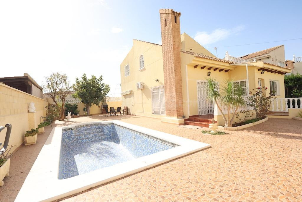 Chalet inpendiente a 250m del mar y Playa Flamenca