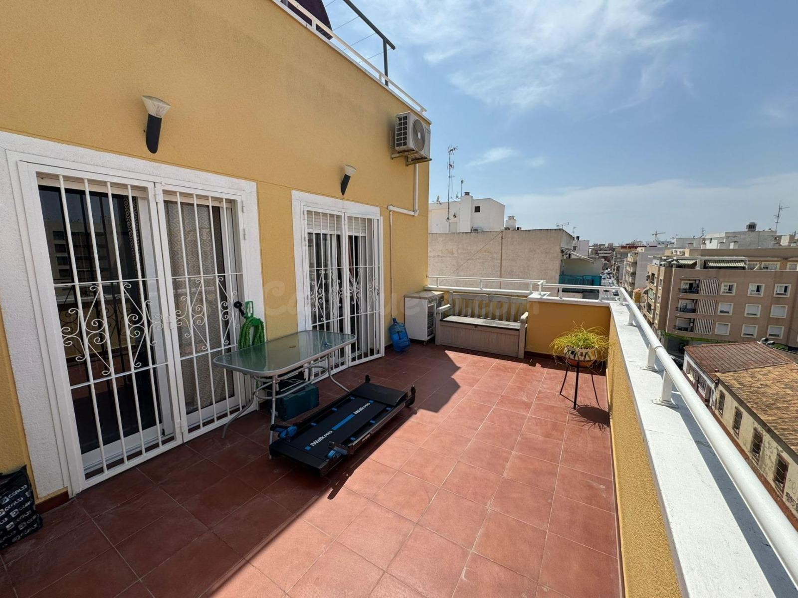 Impresionante Ático Orientado al Sur-Norte en Torrevieja - ¡Tu Escape Mediterráneo Te Espera!