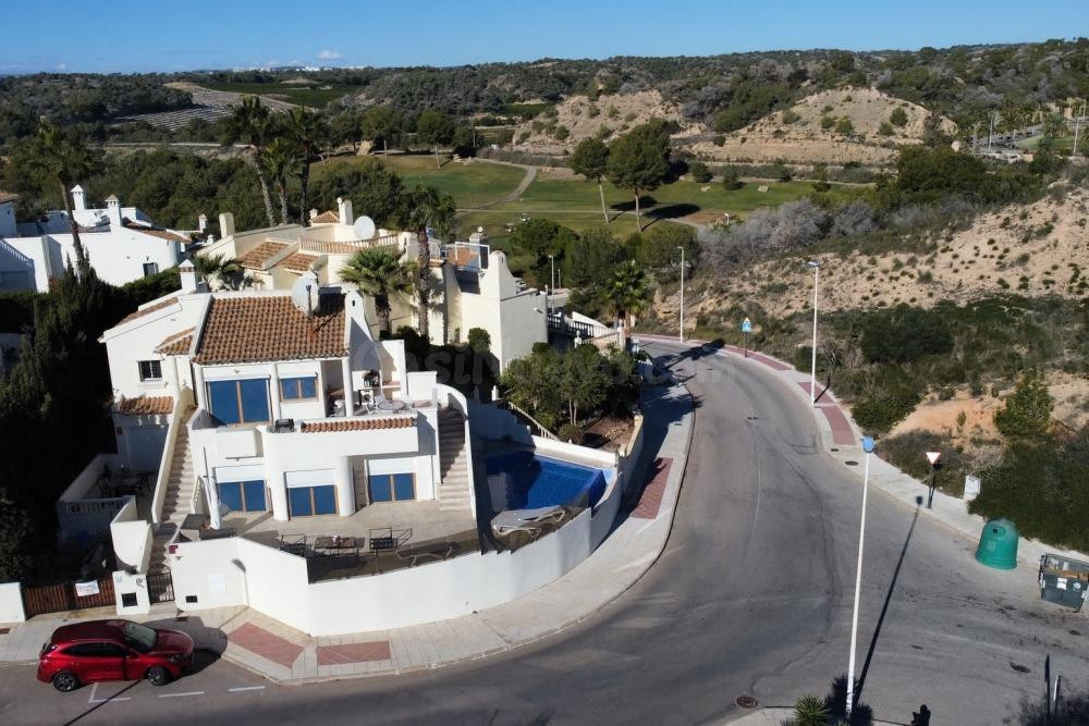 Oportunidad Única: Chalet de Lujo con Piscina Infinita y Vistas al Mar en el Campo de Golf Las Ramblas