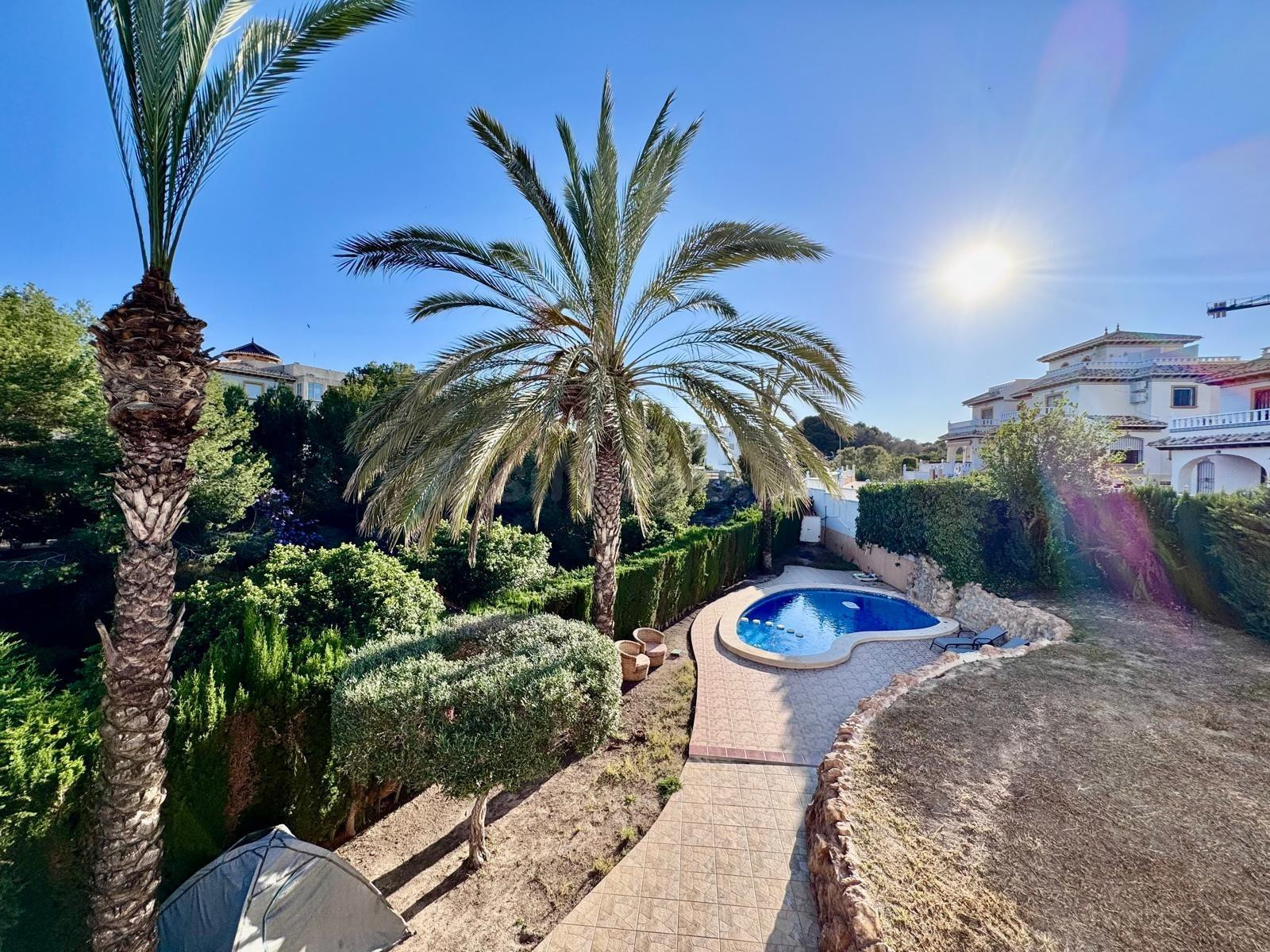 Amplia Villa Familiar con Piscina Privada en Playa Golf II, Orihuela