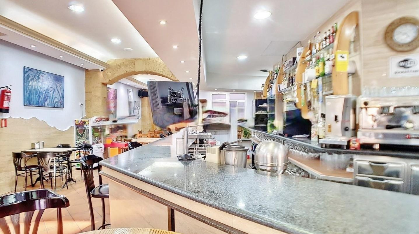OPORTUNIDAD DE NEGOCIO: VENTA DE HOSTAL-RESTAURANTE EN PLENO FUNCIONAMIENTO (ULEILA DEL CAMPO)