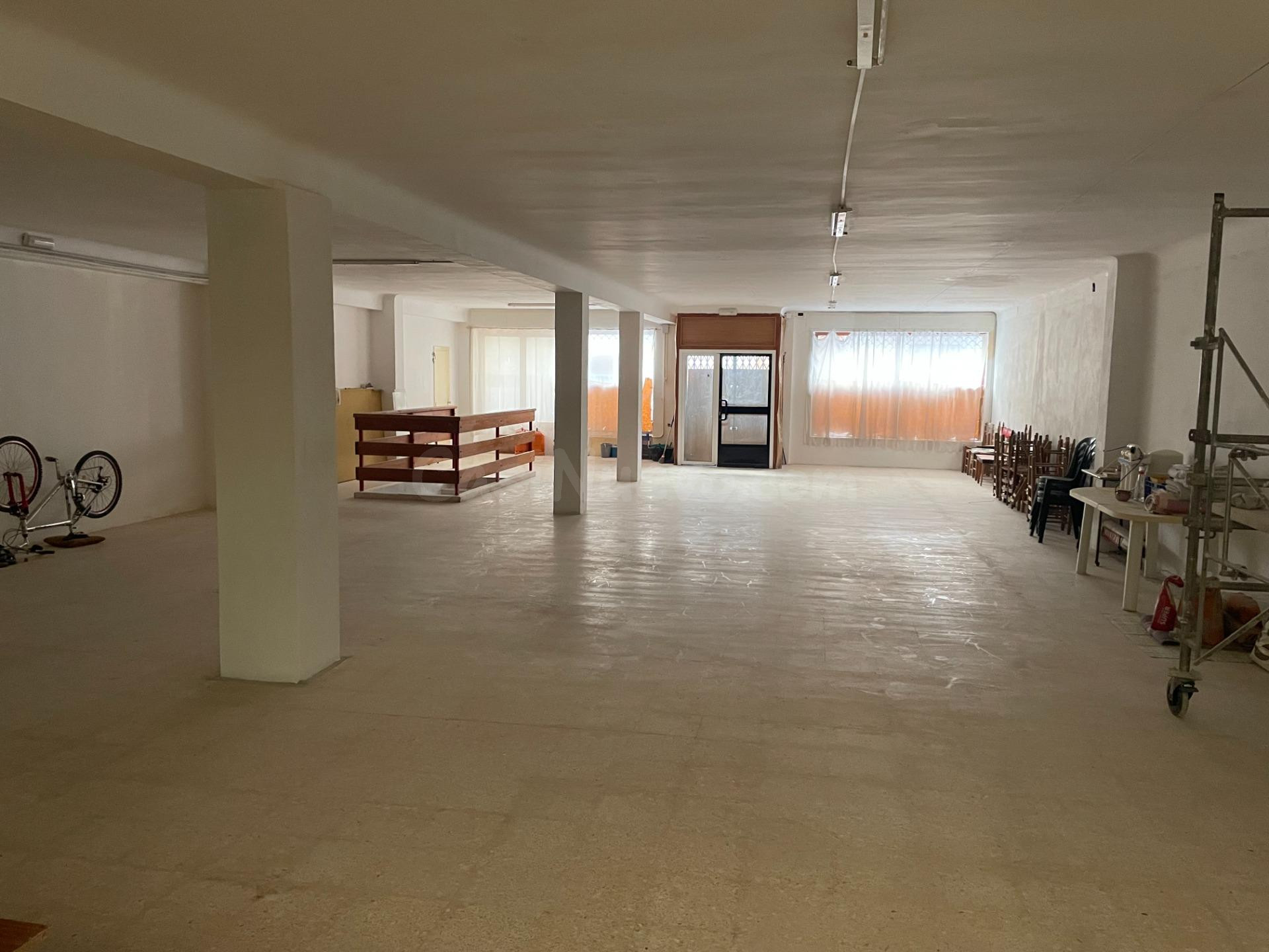 OPORTUNIDAD ÚNICA!  AMPLIO LOCAL COMERCIAL EN PLANTA BAJA EN EL CENTRO DE AIELO DE MALFERIT.