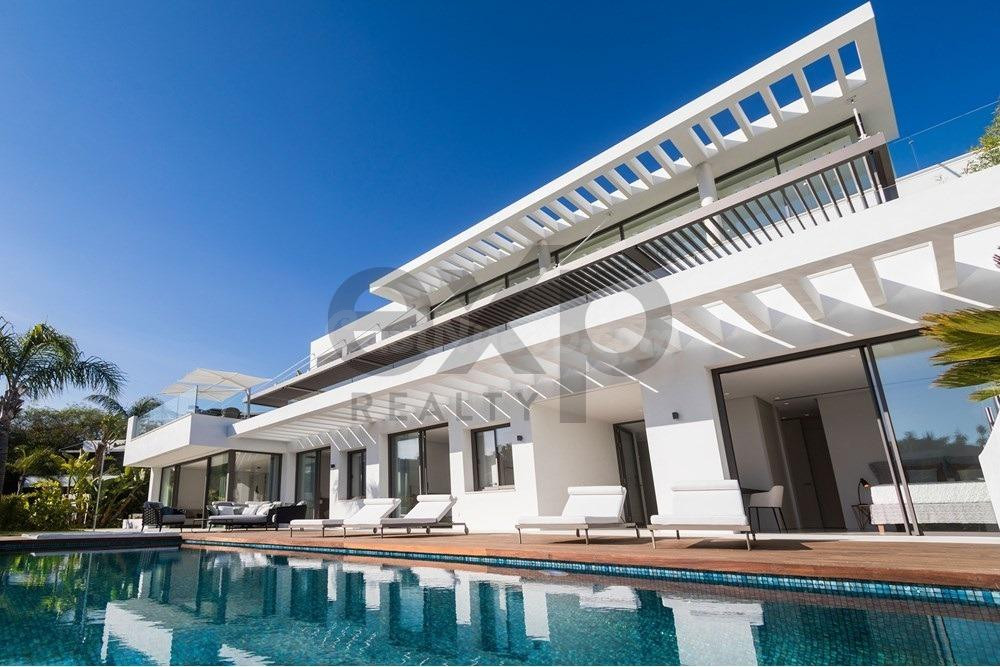 Modern brand new five bedroom villa with sea and golf views in La Quinta
