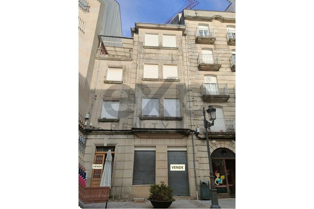 Edificio único en Carballiño: Edificio histórico para reformar en ubicación privilegiada