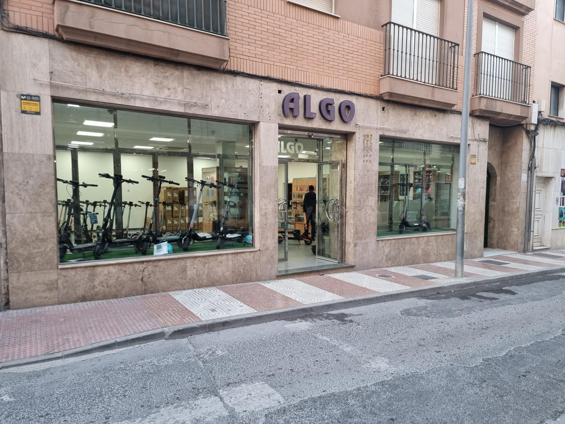 Local comercial reformado de 220 m2 en Roquetas de Mar – Ideal para tu nuevo negocio