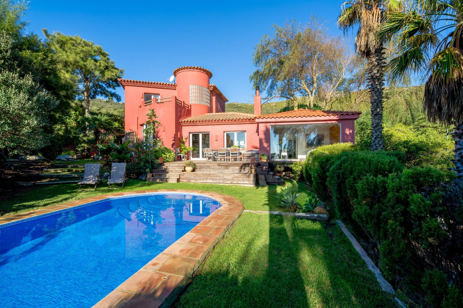 Exclusivo Chalet en el Cuarton Tarifa con Vistas al Mar, Piscina y Pista de Tenis
