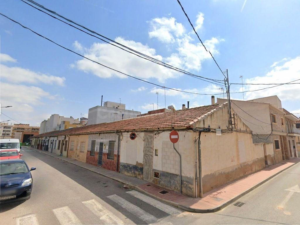 Oportunidad en el Centro de Albatera – Vivienda con Potencial para Reformar o Construir