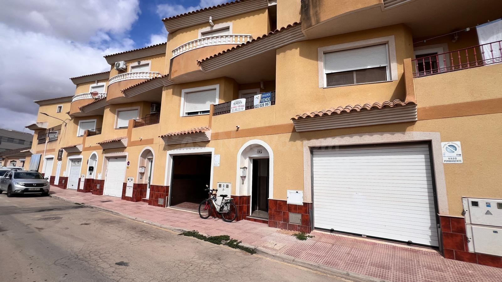 Dúplex Adosado con Terraza, Garaje y Espacios Luminosos en Los Alcázares – Zona Sobrepilar