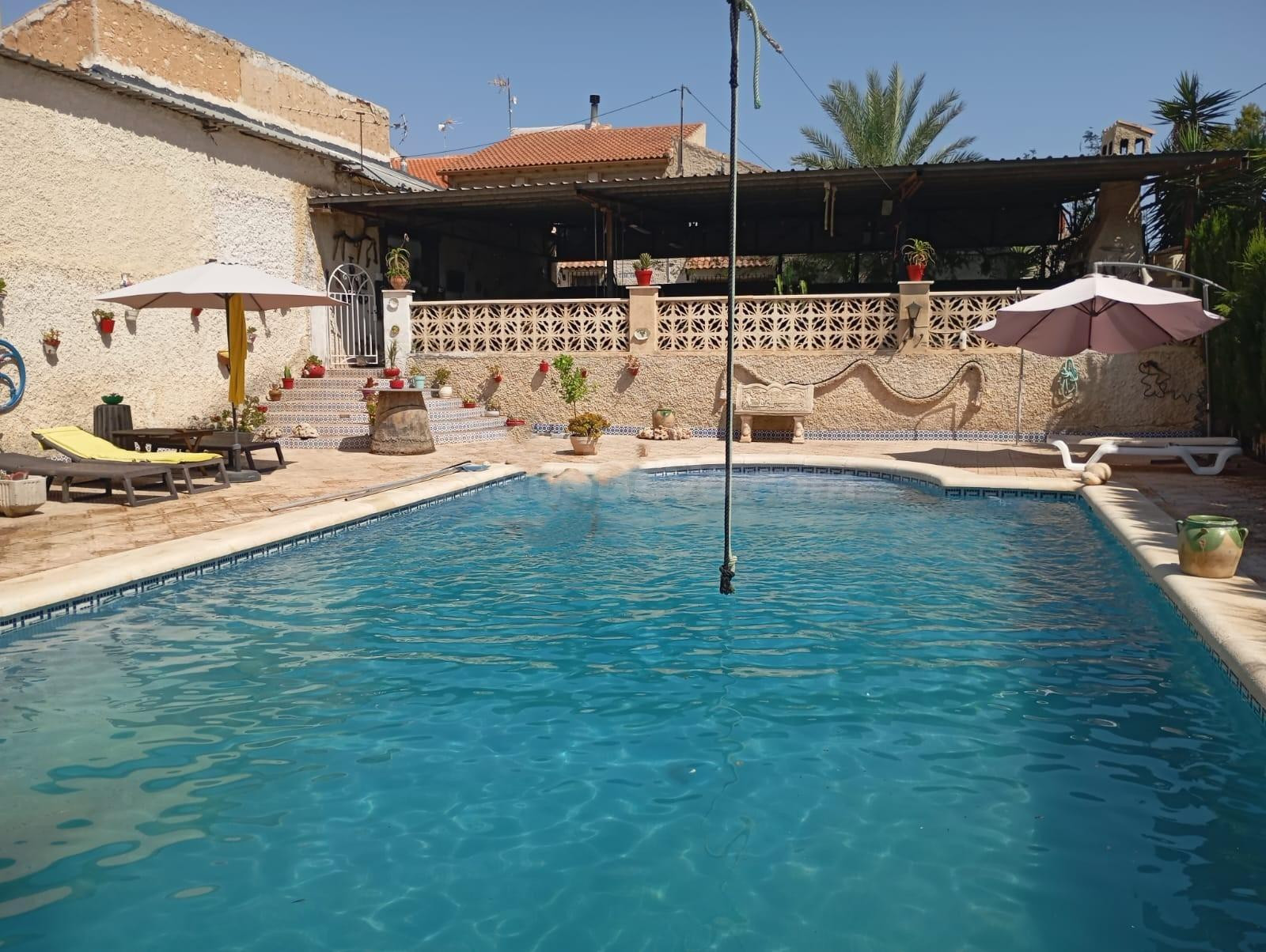 Gran casa rural reformada con piscina privada y amplios espacios — entorno tranquilo en el interior de Alicante
