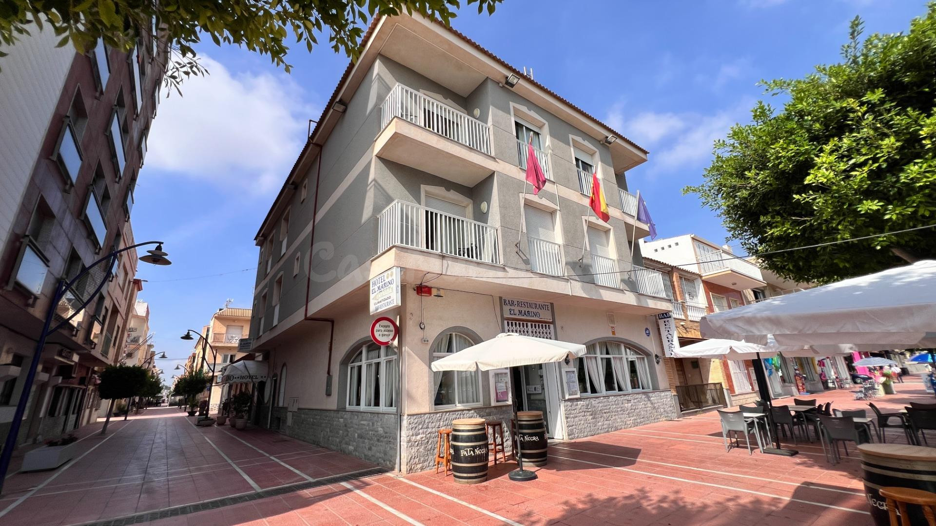Hotel en venta frente al mar en Santiago de la Ribera (Murcia)