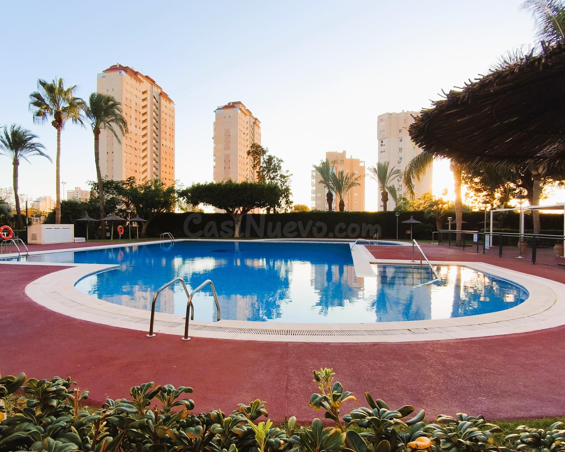 Amplio Piso en Playa Muchavista con Terraza, Garaje y Trastero.