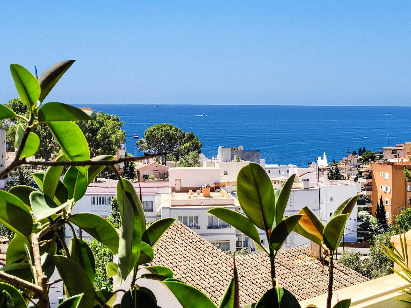 Soleado chalet con impresionantes vistas al mar en San Agustí, Palma de Mallorca.