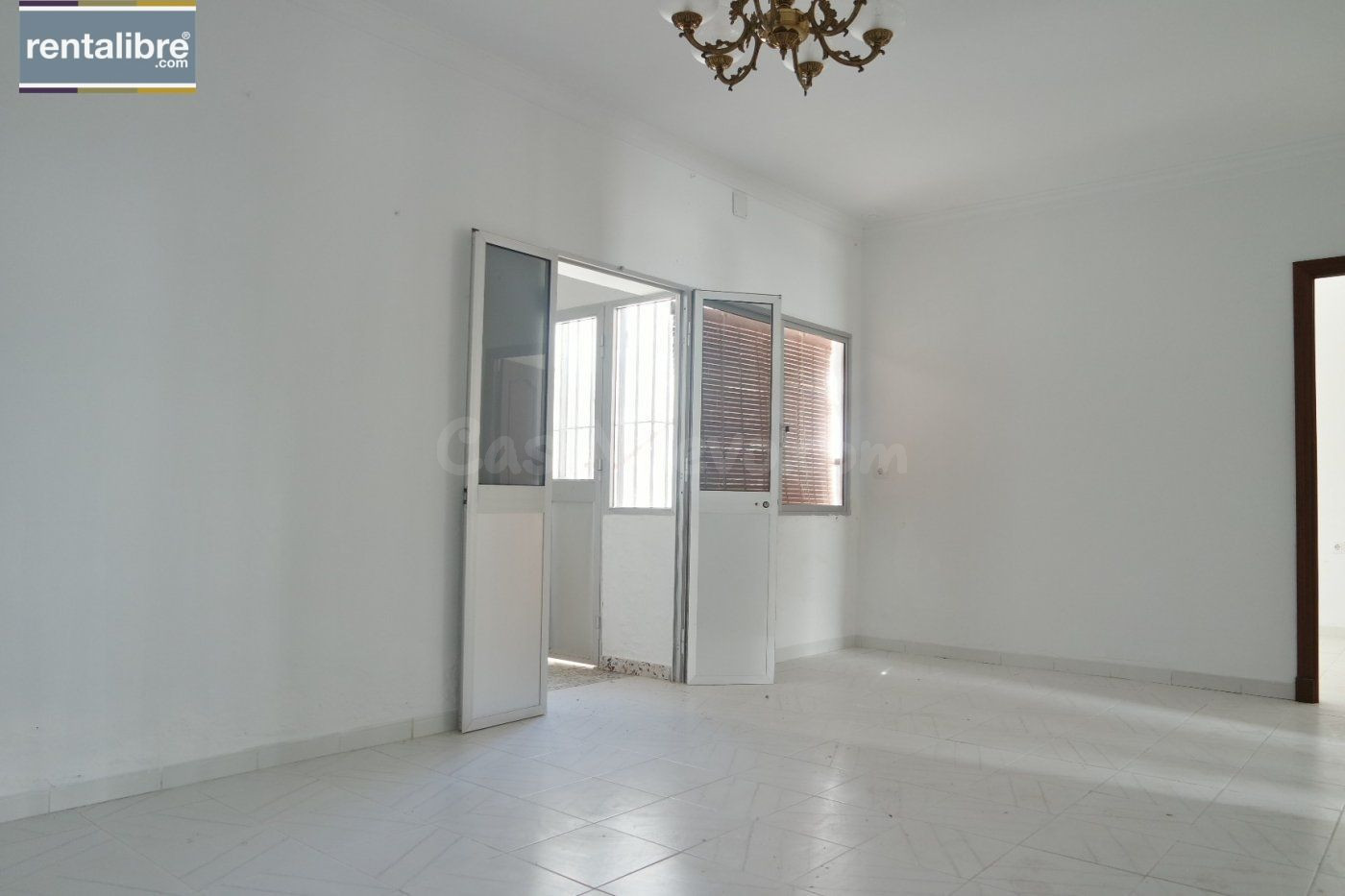 OPORTUNIDAD. CASA DE UNA SOLA PLANTA CON SOLARIUM AZOTEA DE  - foto 3