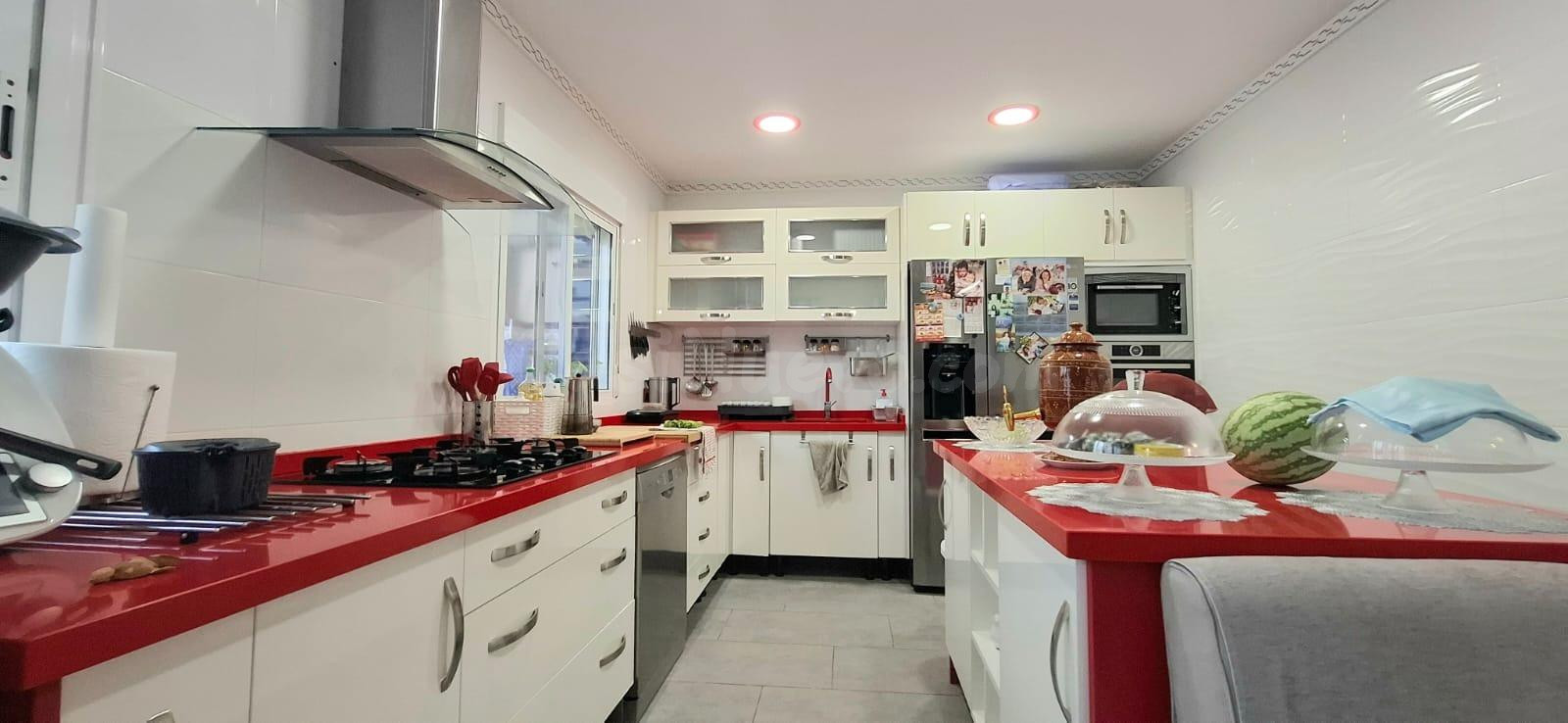 Vivienda Reformada Integralmente en Dos Hermanas – 2 Plantas, Azotea Privada y Vado Vigente