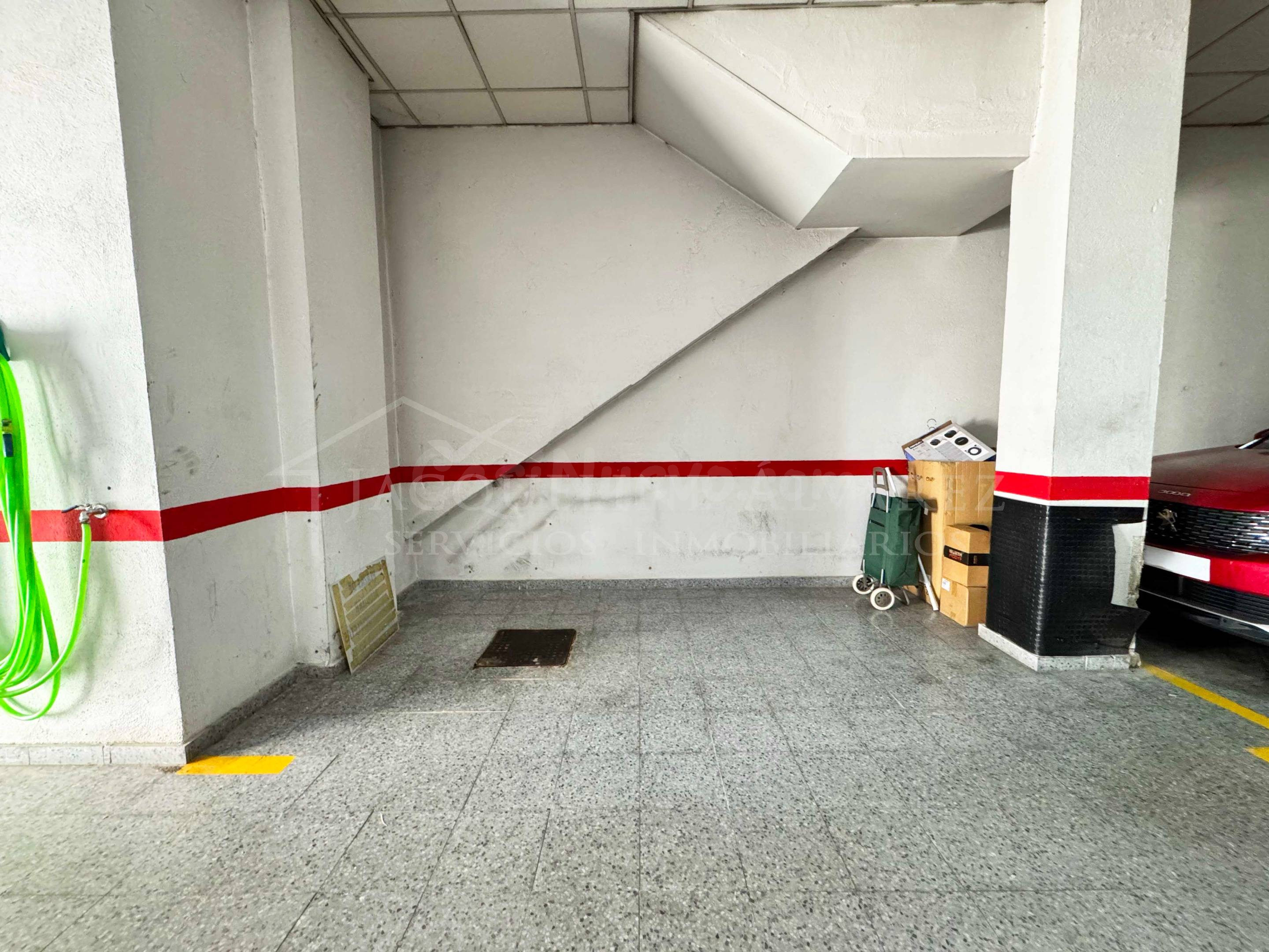 Plaza de garaje para coche pequeño o moto -  8metros, puerta automática.