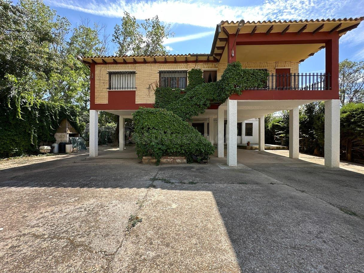 Oportunidad Única: Casa con Terreno en Cadrete (Zaragoza)
