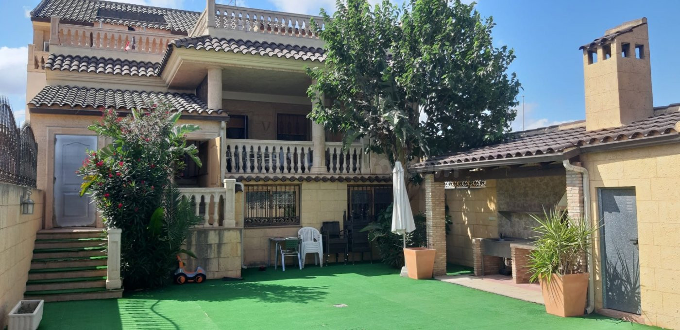 CASA UNIFAMILIAR EN CATRAL