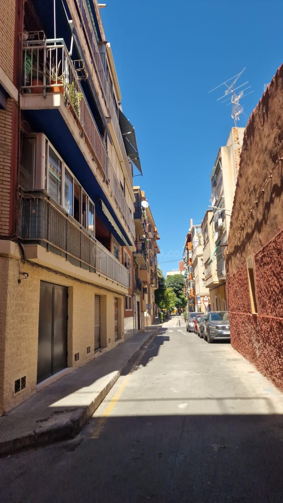 PISO UNICO EN EL EDIFICIO EN ALICANTE EN  BUEN ESTADO CON LICENCIA TURISTICA!