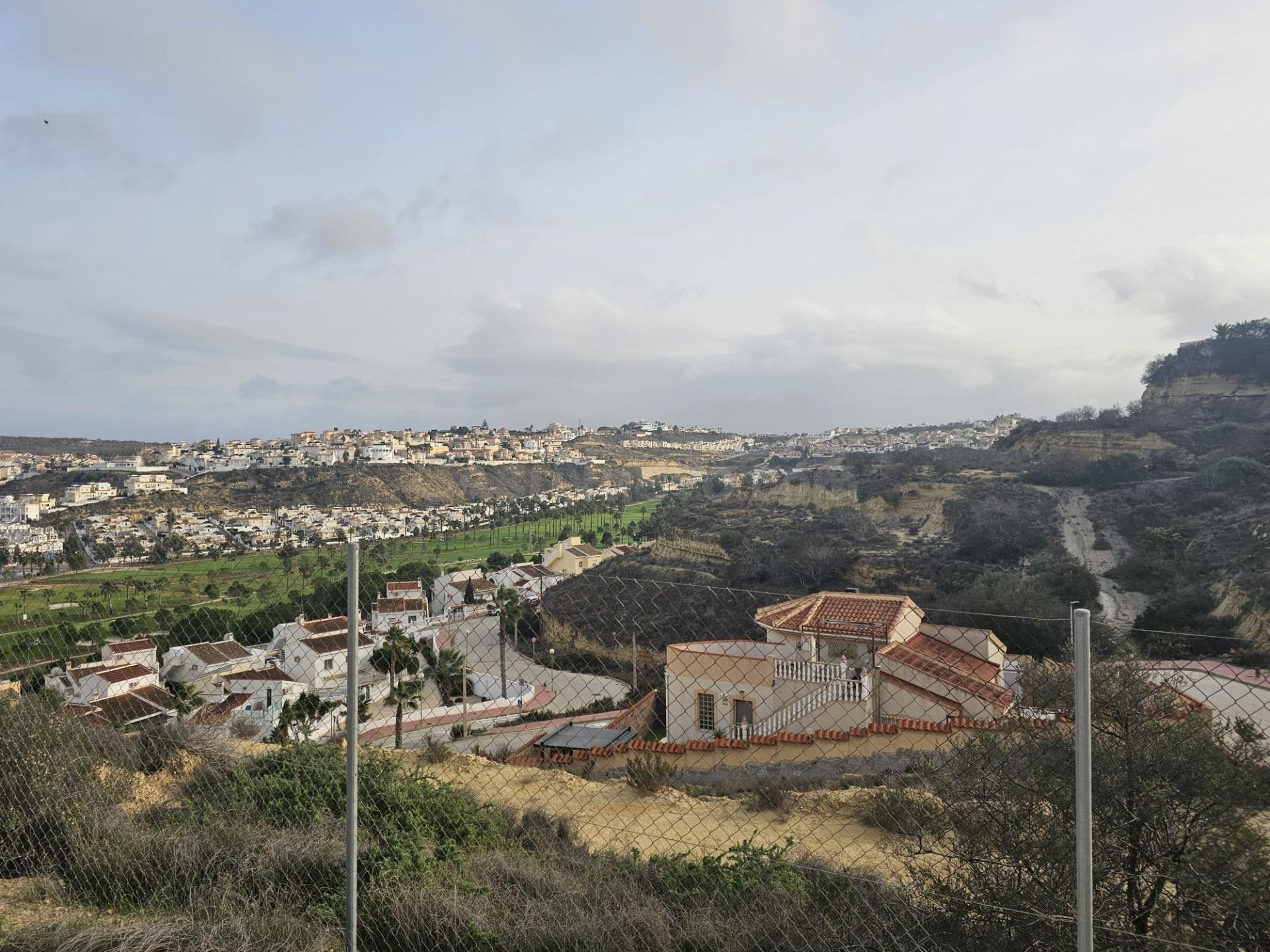 PARCELA URBANA DE 1.142 M2 EN  CIUDAD QUESADA FRENTE AL CAMPO DE GOLF