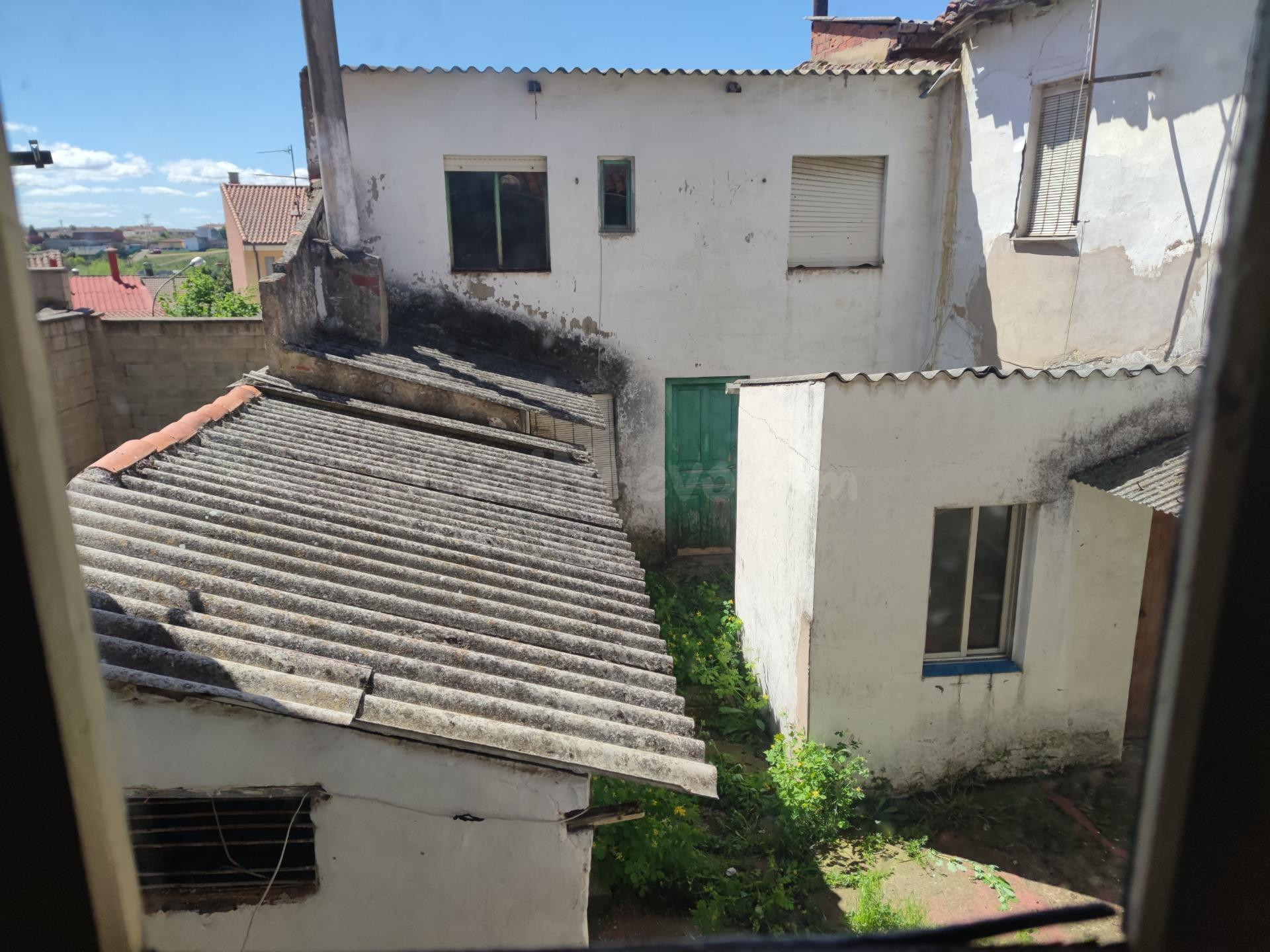 Casa de pueblo para reformar sobre terreno urbano en San Andrés del Rabanedo.