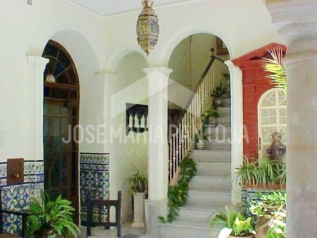 CASA PALACIO DEL AÑO 1865 MUY CENTRICO EN JEREZ DE LA FRONTE - foto 3