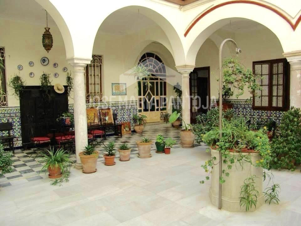 CASA PALACIO DEL AÑO 1865 MUY CENTRICO EN JEREZ DE LA FRONTE - foto 4