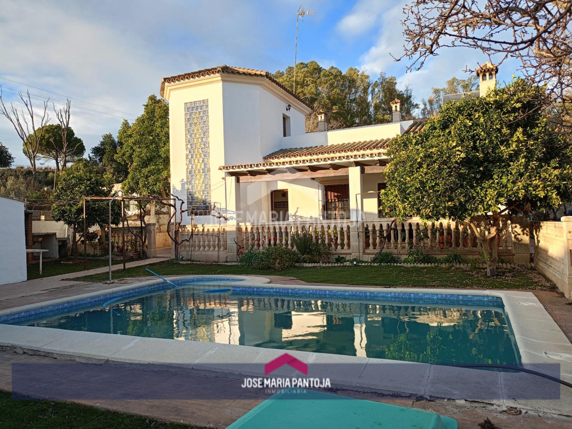 CHALET CON PISCINA EN JUNTA DE LOS RIOS