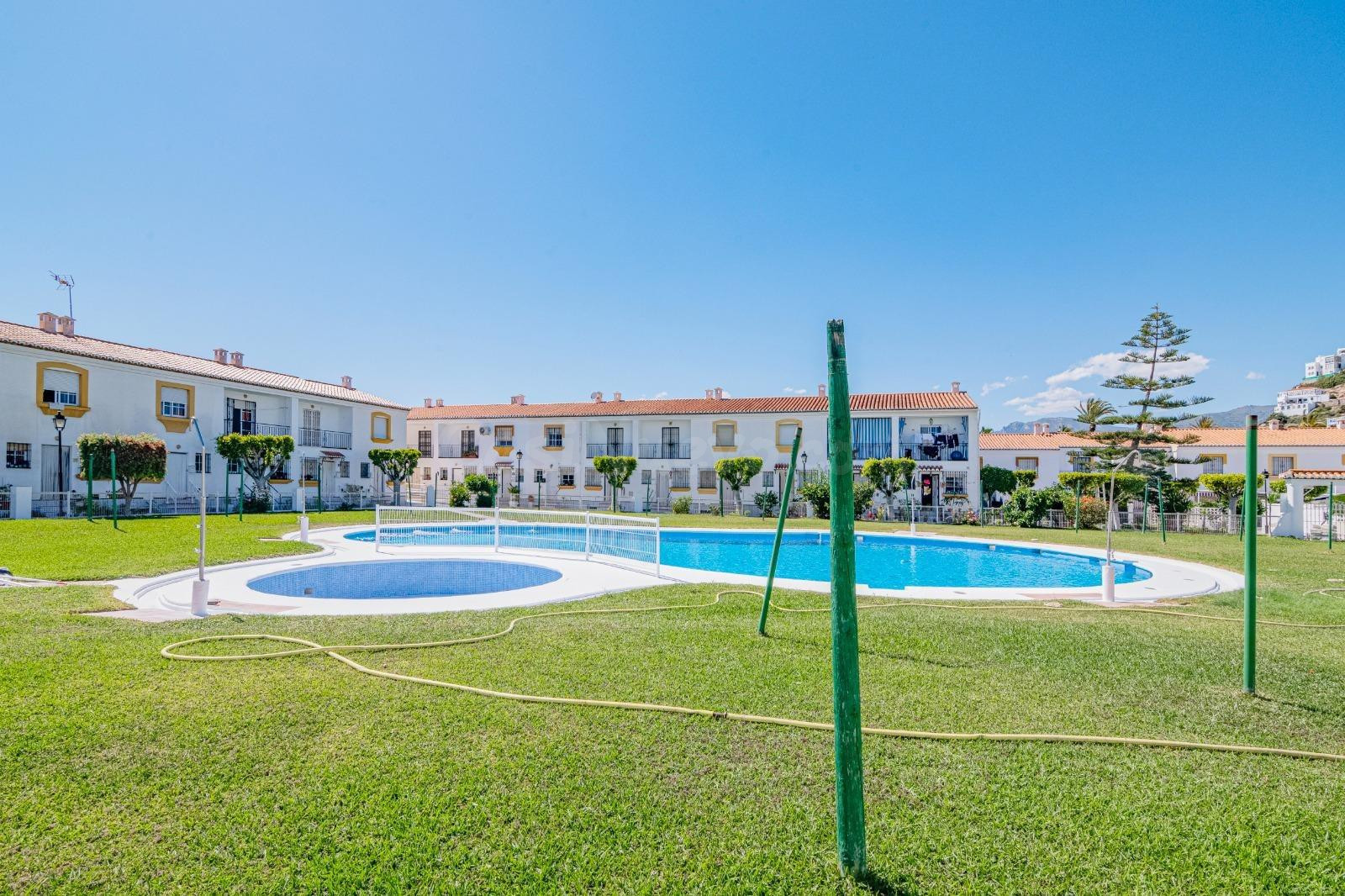 CHALET ADOSADO EN SALOBREÑA PLAYA, URB. PRIVADA CON PISCINA Y JARDINES.