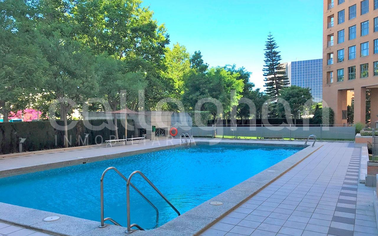 Vivienda con vistas privilegiadas en un exclusivo residencial con piscina